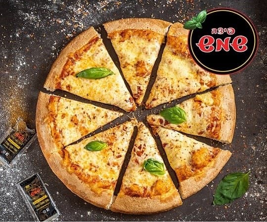 פיצה משפחתית יוונית/ חריפה+ לחם שום+ 2 פחיות בפיצה שמש